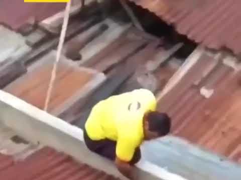 Lelaki kantoi skodeng perempuan mandi atas bumbung 😅🤣🤣