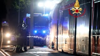 Firenze, incendio sulla tramvia alle Cascine: l'intervento dei vigili del fuoco
