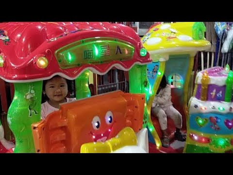 Asyik...  Malam Minggu Si Kembar Naik Odong Odong