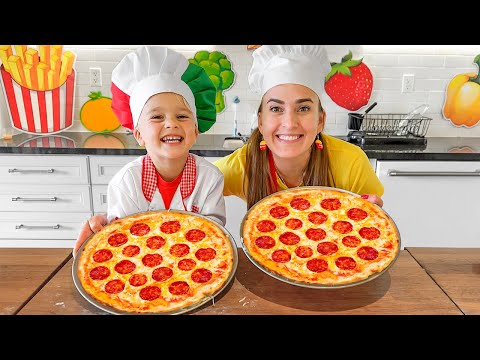 Крис и мама учатся готовить пиццу