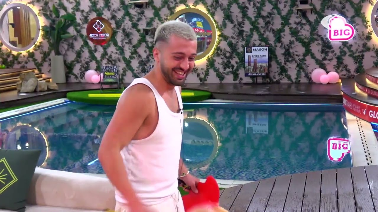 Ndizet atmosfera në shtëpi, banorët këndojnë njëzëri