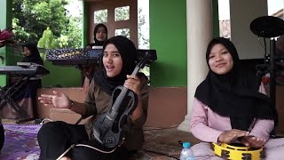 Download lagu YANG PENASARAN gimana proses bikin konten latihan Ezzura!! SERU!! #qasidah #ezzura mp3