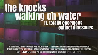 Musik-Video-Miniaturansicht zu Walking On Water Songtext von The Knocks feat. Totally Enormous Extinct Dinosaurs