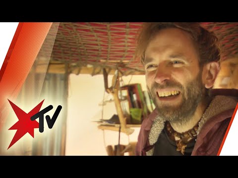 7 Jahre alleine im Wald: Muss Waldmensch Marc Freukes seine einsame Hütte verlassen? | stern TV