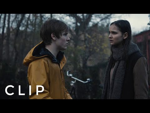 Dark S1E9-Jonas and Martha in the rain