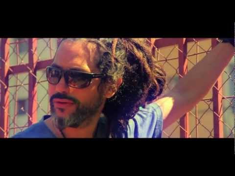 Quique Neira - Un Poquito de Ti feat. Movimiento Original (Video Oficial)