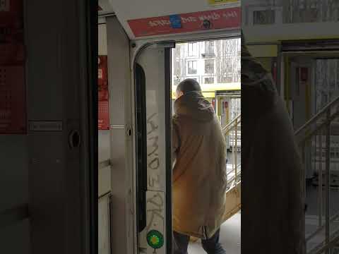 U Bahn Berlin Laute ansagen und Türen schließen