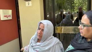 La testimone: «L’ho visto lì già alle 9.30 del mattino: stava male e chiedeva aiuto»