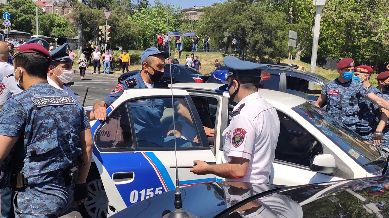 Ոստիկանությունը ցրում է ցույցը