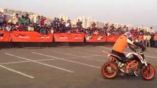 preview picture of video 'KTM duke 390 bike stunt show india/ KTM bike show'