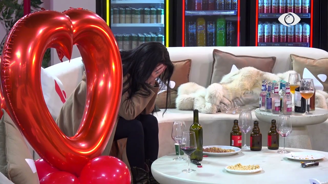 Egli qëndron vetëm e përlotur në oborr