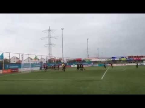 Guus Habraken (OJC ROSMALEN) duikt penalty uit de hoek