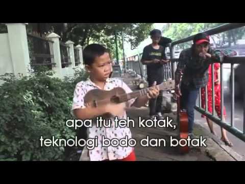 Pengamen Cilik Suara Emas Kreatif Sindir Pemerintah Jokowi   YouTube