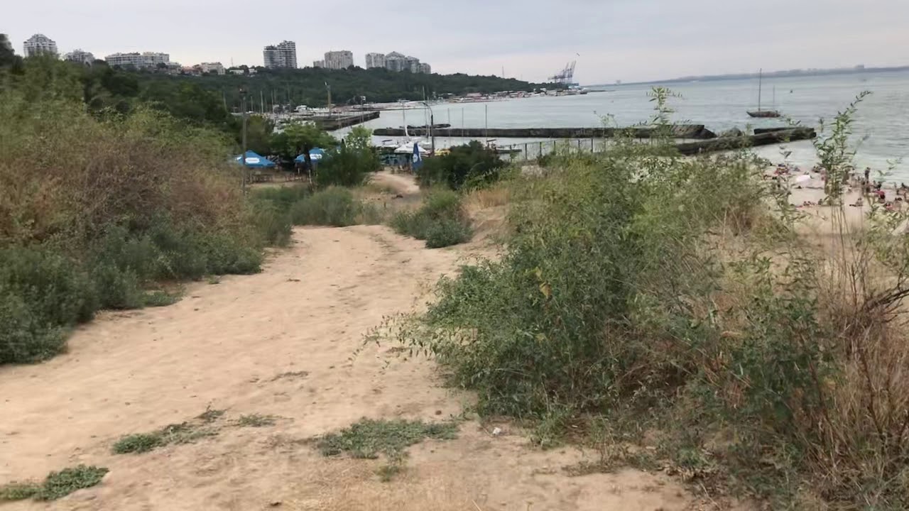 Яхта заходит в клуб
