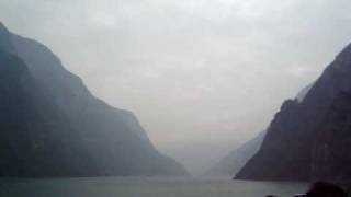 preview picture of video 'Sailing the Yangtze, Qutang Gorge - December 2009'