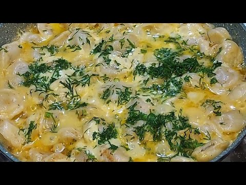 Просто объедение, это очень вкусно - пельмени на сковороде со сметаной и с сыром!