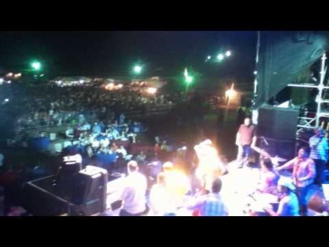 Victor Baloa Cantando y Porfi Danilo (Coco) Tocando con Porfi Baloa y sus Adolescentes