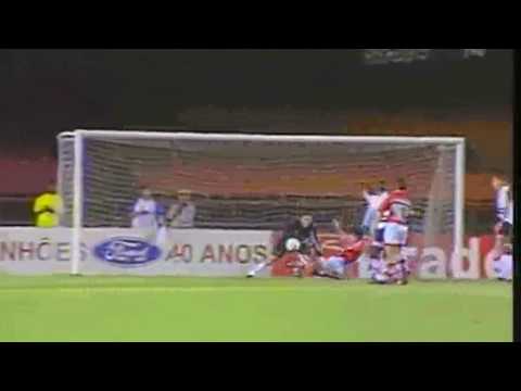 Em 11/10/1997 marca o gol no desvio da cobrança de falta.