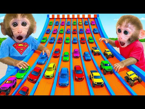 Bebé Mono BonBon compra coches de colores y juega con sus amigos en casa - MONO BONBON ESP