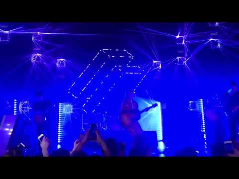 La chanteuse du groupe Hyphen Hyphen ivre lors d’un concert