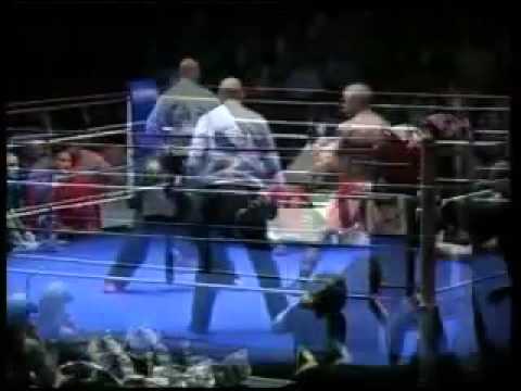 Ehsan Shafiq fights with kick boxer 2007 London۱