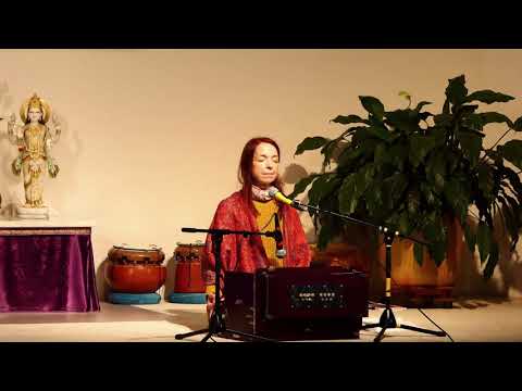 Stille Meditation, Mantrasingen, Arati im Satsang mit Christine - Yoga Vidya live 07.00 - 01.10.2020