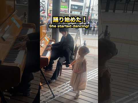 街のピアノに可愛すぎる天使が… #piano