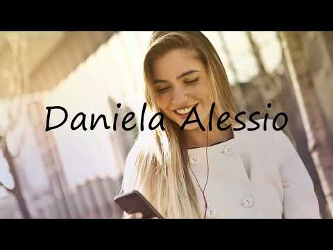 How to pronounce Daniela Alessio in English?