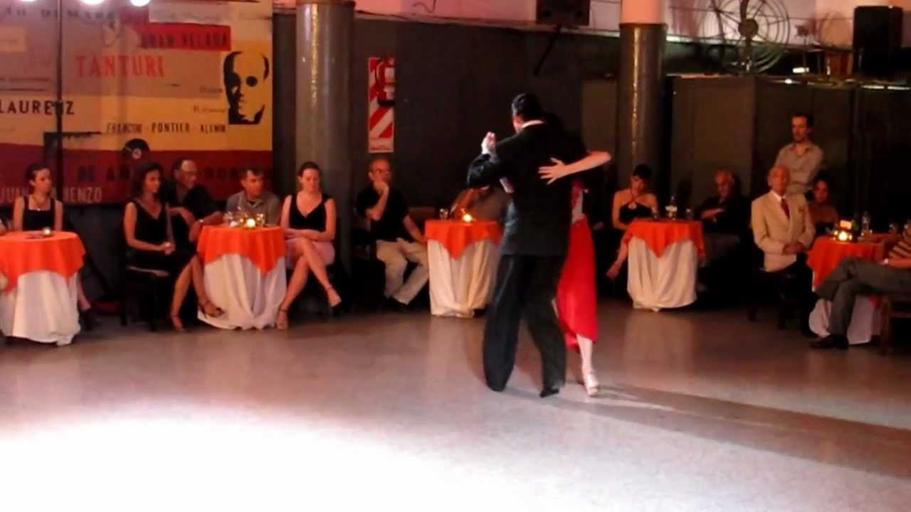 Roberto Zuccarino y Magdalena Valdez - Estampa de varon - 3/4