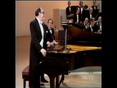Morecambe & Wise with Andre Previn - Grieg's Piano Concerto