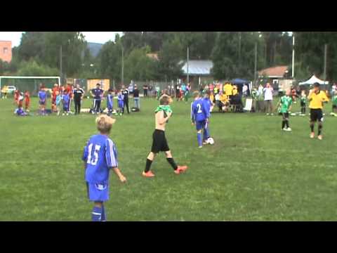 Axel Engren leker Balotelli och har problem med tröjan