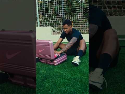 Rodrygo is packing for London with a pink touch 🧳 Thank you Ronaldinho 🇧🇷 #NikeFootball