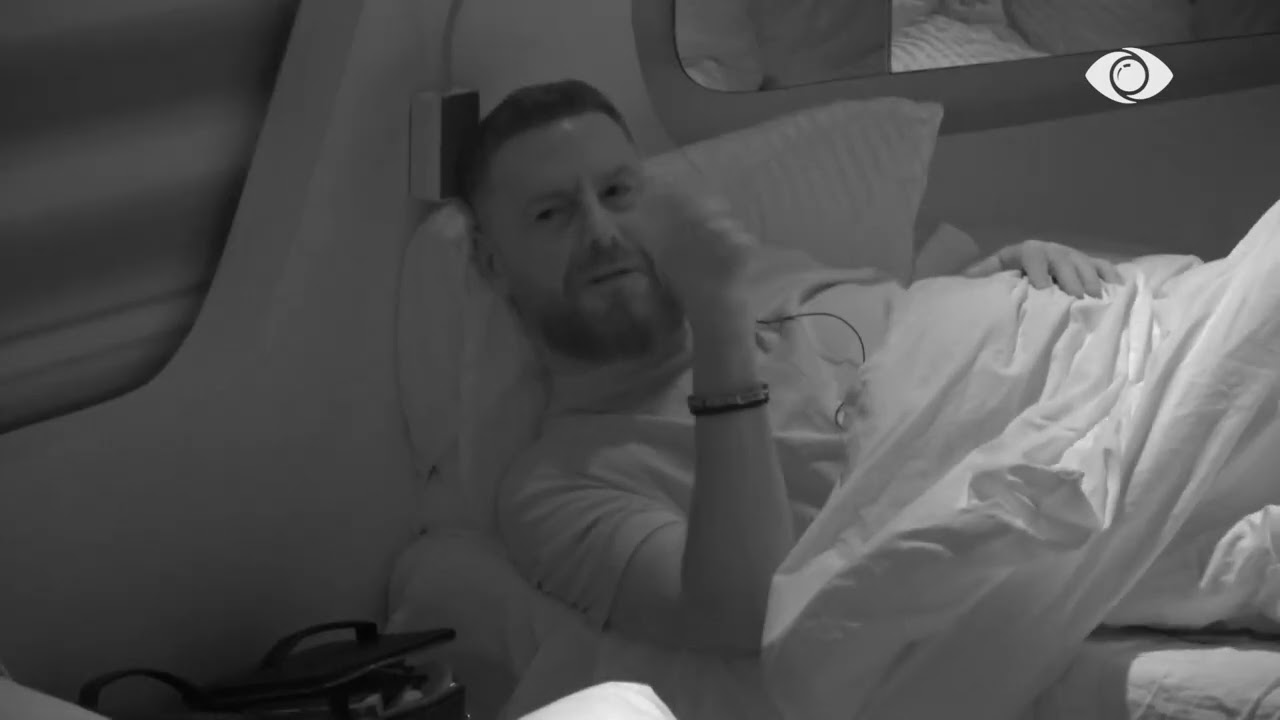 Do nxjerrim Artanin me zarf të zi/ Miri dhe Angelo qe diskutojnë me shenja, ja reagimi i banorit