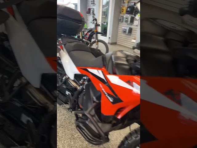 1 KTM ADVENTURE 890 MOTO AVENTURE A L'ETAT NEUF IMPECCABLE AUCUN in Other in Lac-Saint-Jean