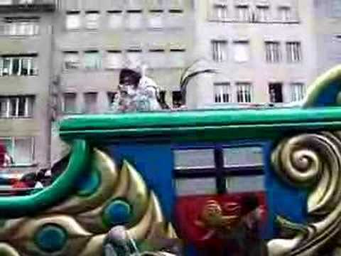 Bonna auf dem Prinzenwagen beim Bonner Karneval 2006