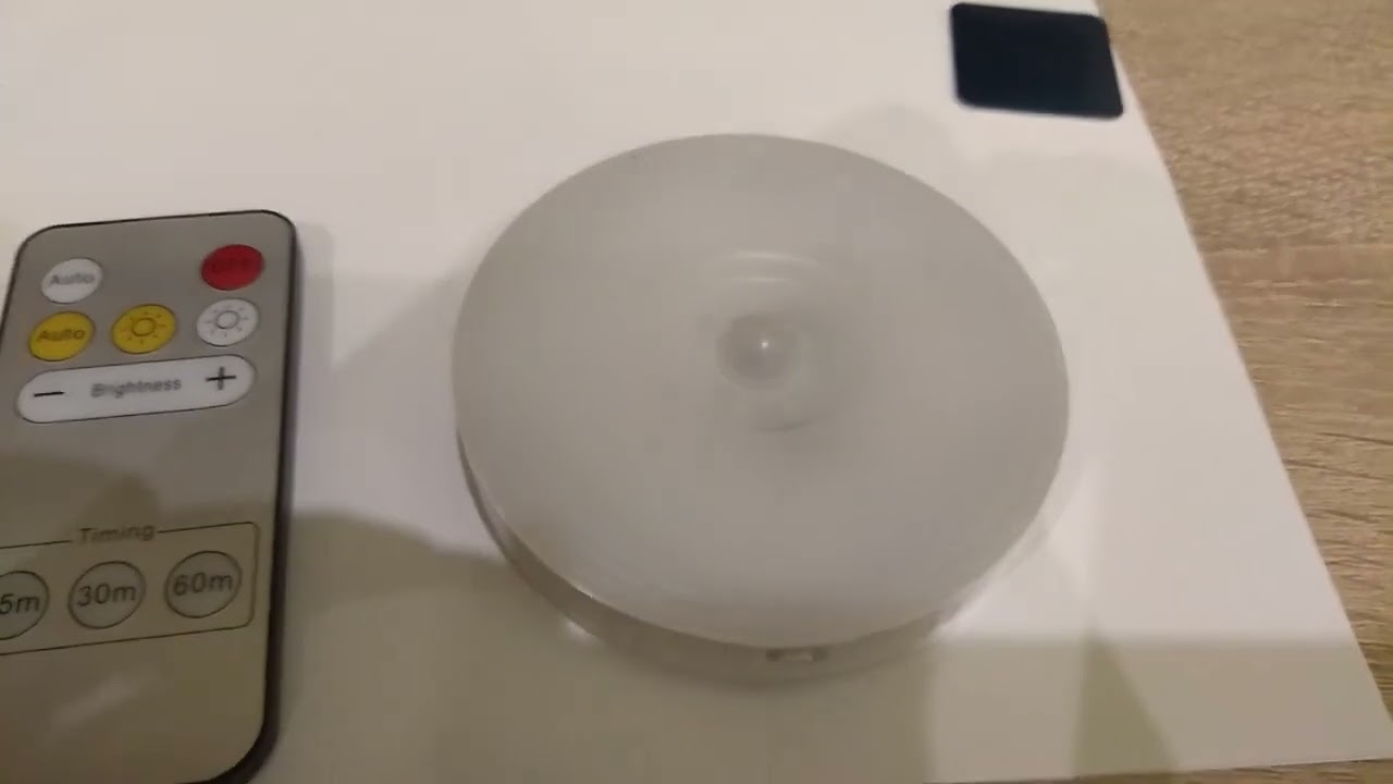 Lampka nocna z czujnikiem ruchu i zmierzchu ładowana USB z pilotem super sprawa polecam