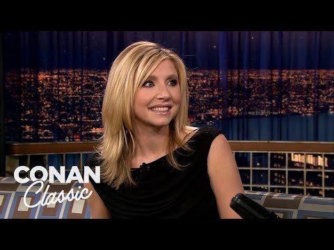 莎拉-查克用德語稱讚柯南--"深夜與柯南-奧布萊恩"。 (Sarah Chalke Compliments Conan In German - "Late Night With Conan O'Brien")