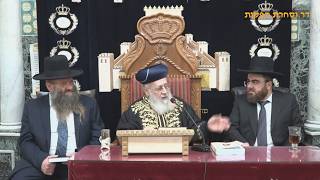 הראשון לציון הרב יצחק יוסף שליט"א - שיעור מוצ"ש בשלח תשפ"ו והרב המקדים הרב יוסף טולדנו שליט"א (רבנים שונים) - התמונה מוצגת ישירות מתוך אתר האינטרנט יוטיוב. זכויות היוצרים בתמונה שייכות ליוצרה. קישור קרדיט למקור התוכן נמצא בתוך דף הסרטון