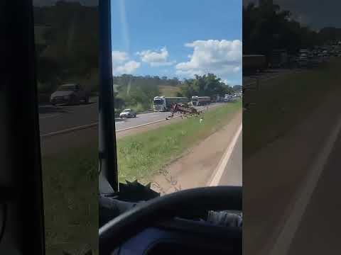 Caminhão tomba na BR-060 próximo a Terezópolis de Goiás, entre Anápolis e Goiânia