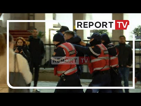 Report TV -Protesta kundër rritjes së çmimeve në Tiranë, shoqërohen disa protestues