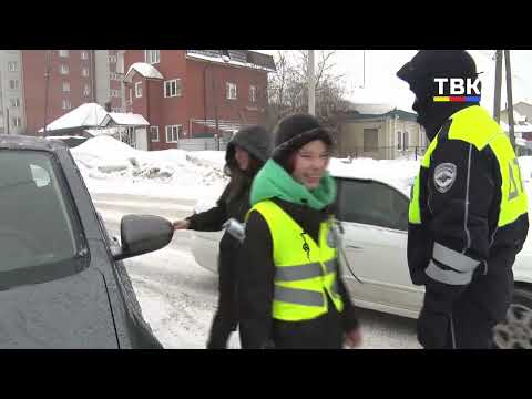 Цветы для автоледи: сотрудники Госавтоинспекции поздравили женщин за рулем