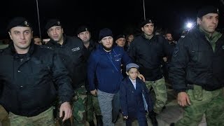 Хабиб в Дагестане, Хабиба сопровождал ОМОН, Более 3000 фанатов встретили Нурмагомедова в аэропорту,