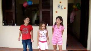 preview picture of video 'Homenagem  Dia das mães/2010: Mariana, Mateus e Maria Joaquina'