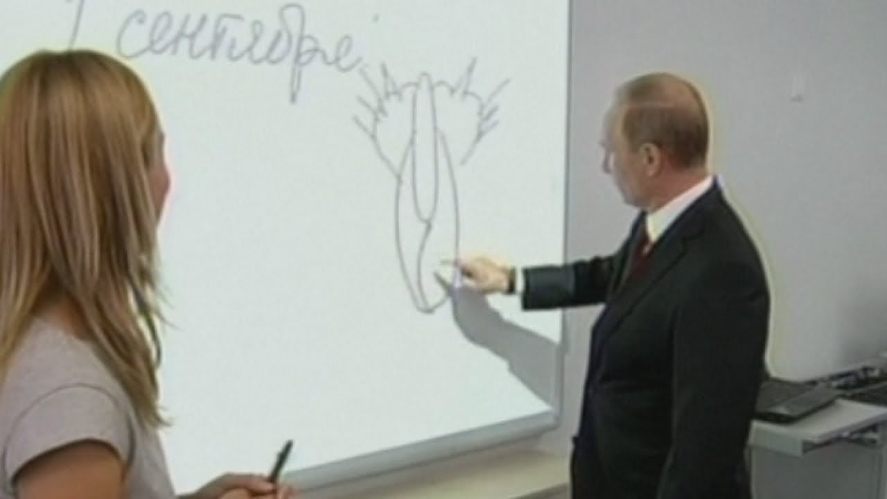 Putin draws the backside of a cat on a school whiteboard: Vladimir Putin - the artist?