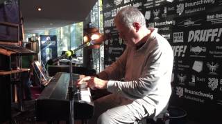 Fabio Frizzi live solo playing L'ALDILA theme (Lucio Fulci)