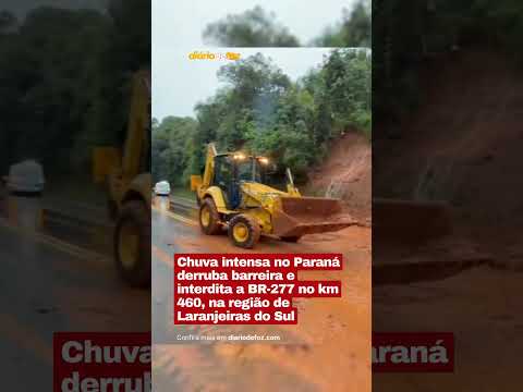 Queda de barreira interdita a BR-277, no Paraná