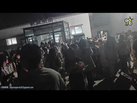 5月14日,河北張家口宣化科技職業學院東區澡堂關閉後,不但不全額退還學生存在卡里的錢,還要收取10元錢的&ldquo;退卡費&rdquo;,引發數百學生不滿,聚集在澡堂門口抗議。15日上午,迫於學生壓力,學校宣佈全額退還洗