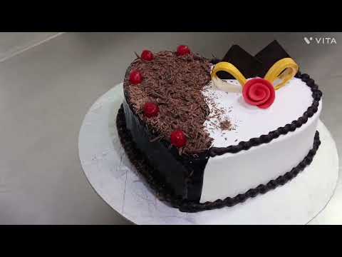 Black Forest designing cake heart by chef Saqib gujjar #cake #hearttouching #food 🎂🎂🇵🇰🇵🇰