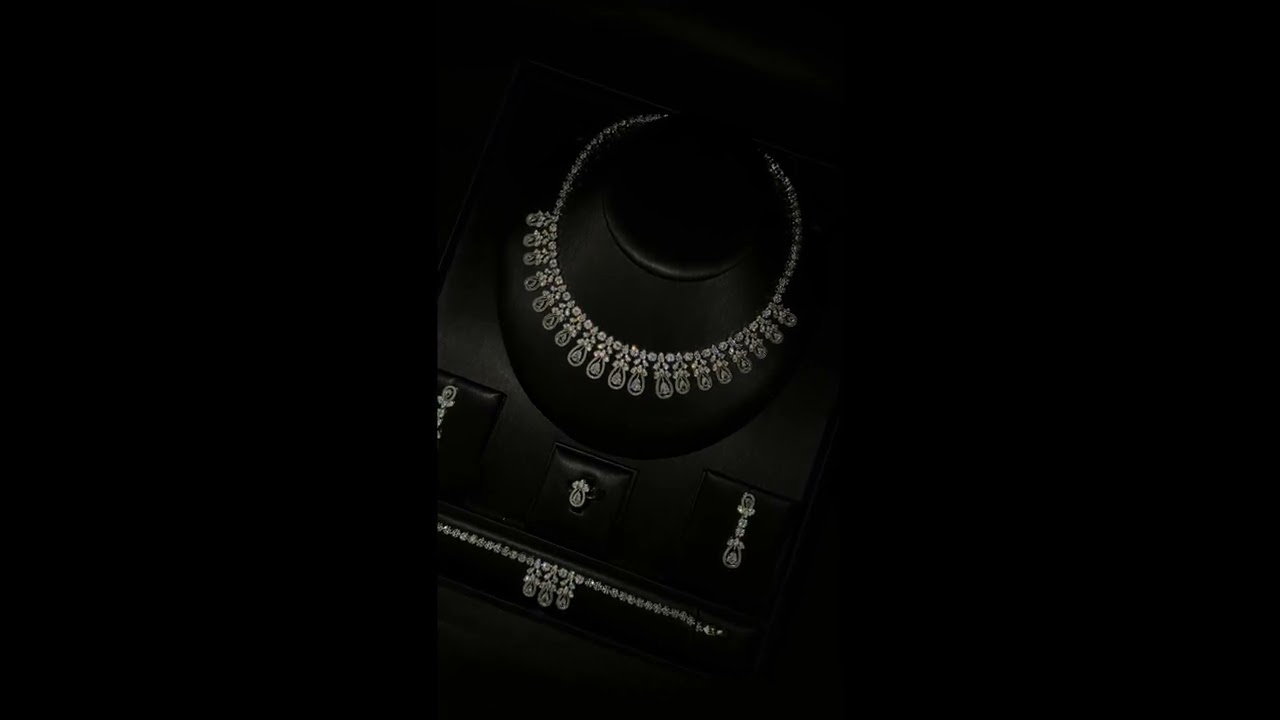Accessory set with a necklace decorated with multiple drops