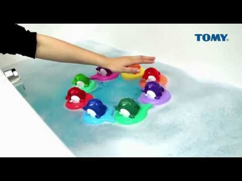 TOMY vonios žaislas Delfinai, E6528 video